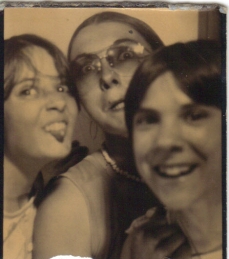 3sistersinabooth1979ishcropped