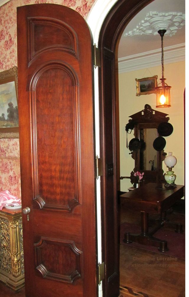 021018 baldwin reynolds doorway to dining room curved door top